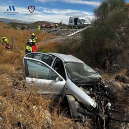 Vista del estado en el que ha quedado el vehículo tras salirse de la vía en la A-92 a la altura del término municipal de Archidona. NInguno de los cinco ocupantes quedó atrapado, pero sí resultaron heridos y trasladados por los servicios sanitarios.