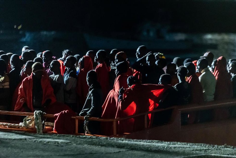 Archivo - Una embarcación de Salvamento Marítimo con migrantes llegados a Canarias. 