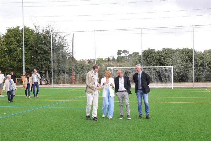 La presidenta de la Diputación de Barcelona, Lluïsa Moret, en el campo de fútbol de Les Cots de Manresa (Barcelona)