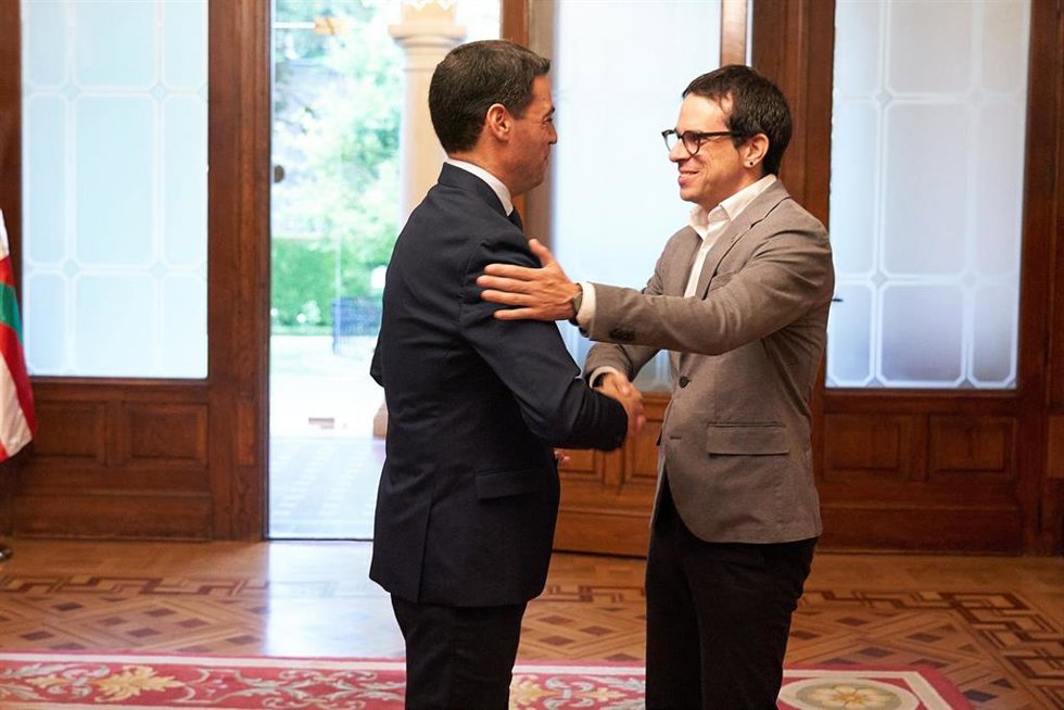 Archivo - El lehendakari, Imanol Pradales (i), recibe al portavoz parlamentario de EH Bildu, Pello Otxandiano (d), en el Palacio de Ajuria Enea.