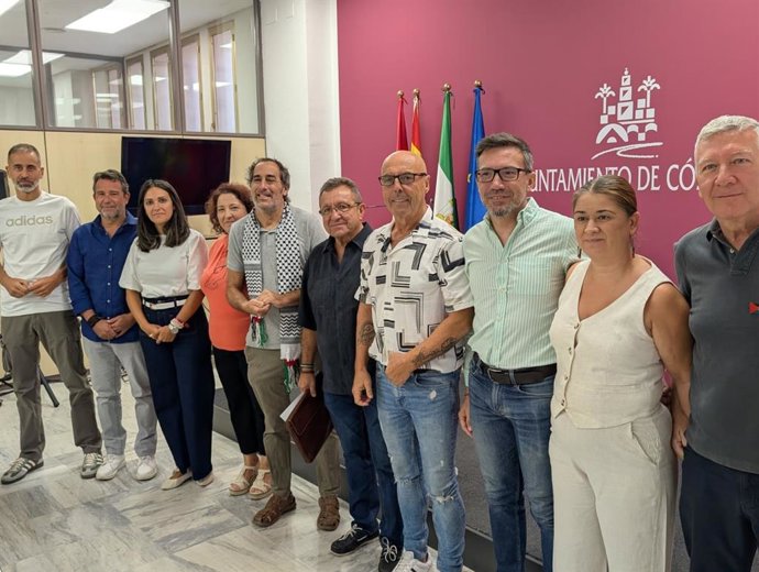 Los representantes del PSOE y Hacemos Córdoba en el Ayuntamiento con el presidente de la Plataforma Mezquita-Catedral, Miguel Santiago.