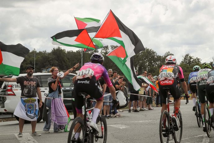 Activistas propalestinos intentan cortar la carretera durante la 15ª etapa de la Vuelta Ciclista a España, a 7 de septiembre de 2025, en O Corgo, Lugo, Galicia (España).