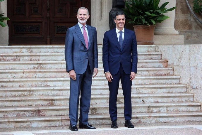 Archivo - El Rey Felipe VI (i) durante un despacho con el presidente del Gobierno, Pedro Sánchez (d), en el ?Palacio de Marivent, a 29 de julio de 2025, en Palma de Mallorca, Islas Baleares (España).