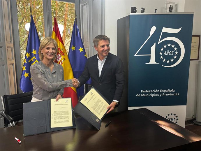 La presidenta de FEMP y alcaldesa de Jerez, María José García-Pelayo; y el presidente de Hostelería de España, José Luis Álvarez Almeida.