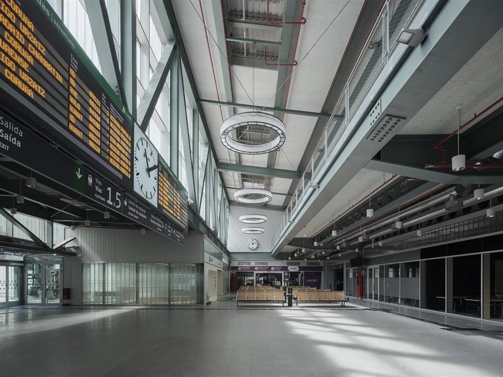 Archivo - Nuevo vestíbulo de la estación de tren de Santiago de Compostela.