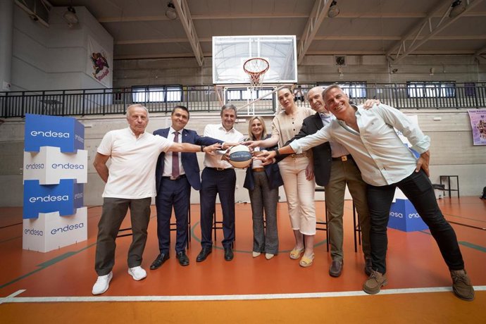 Presentación del Endesa Basket Girlz en Inacua con la alcaldesa de Granada, Marifrán Carazo, en el centro en la imagen, junto al director de Endesa en Andalucía, Extremadura, Ceuta y Melilla, Rafael Sánchez Durán