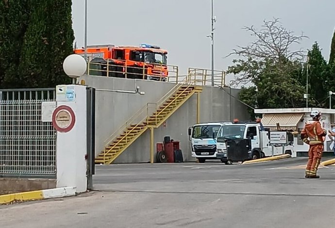 Un incendio de residuos obliga a cerrar la planta de transferencia de Sagunt y deja dos heridos