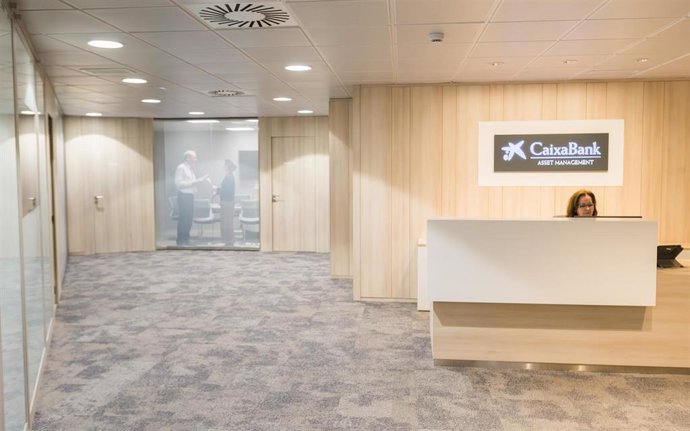 Archivo - Oficina de CaixaBank AM.