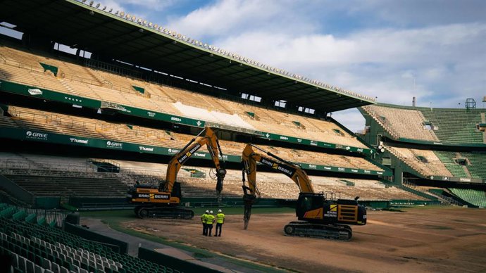 El Real Betis inicia la demolición de la grada de Preferencia del Benito Villamarín.