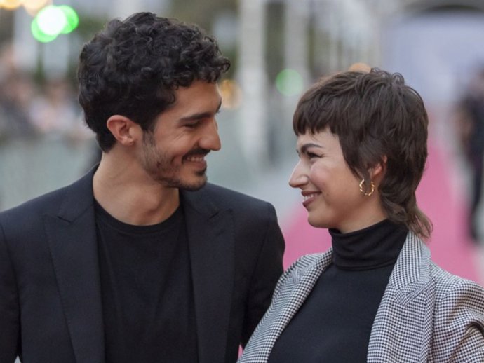Los actores Úrsula Corberó y Chino Darín durante la presentación de 'La odisea de giles' en la cuarta jornada del Festival de San Sebastián 2019 a 23 de septiembre de 2019