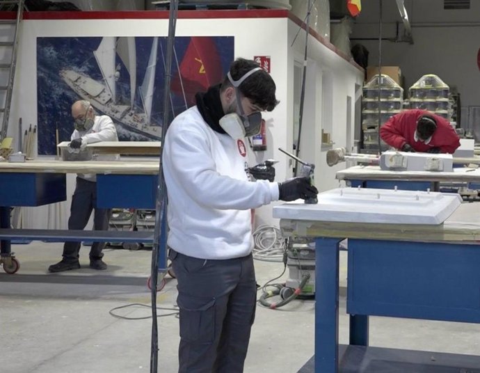 Archivo - Trabajador de una empresa industrial de Baleares.