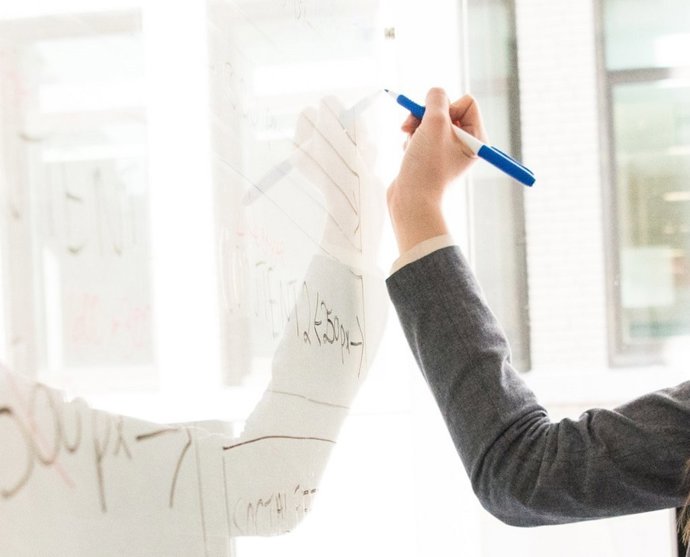 Archivo - Alumno escribe en la pizarra.