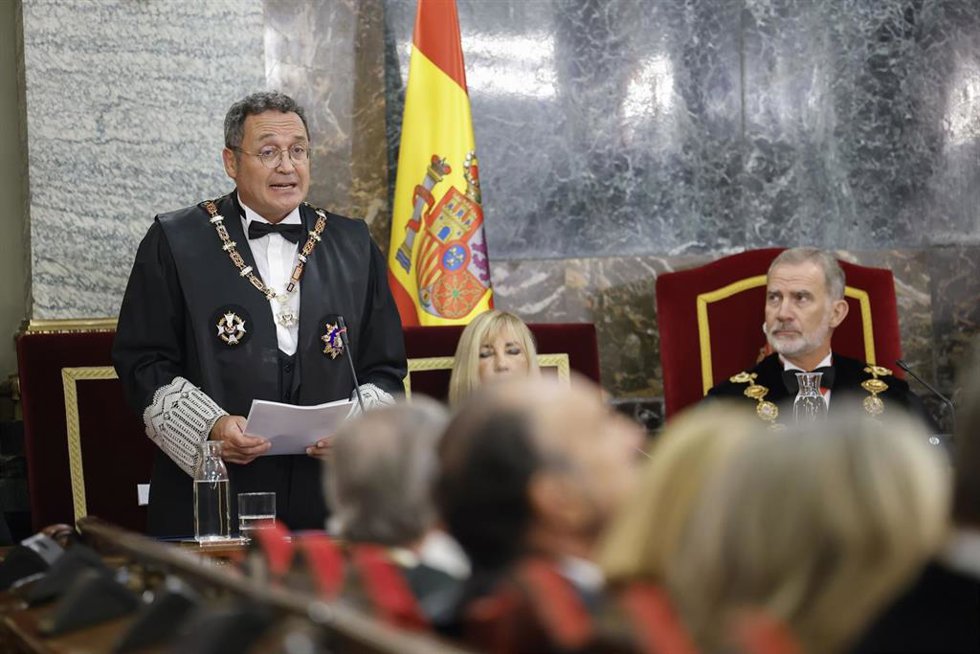 El fiscal general del Estado, Álvaro García Ortiz pronuncia un discurso en presencia del rey Felipe VI y de la presidenta del Tribunal Supremo y el Consejo General del Poder Judicial (CGPJ), Isabel Perelló, este viernes en el Tribunal Supremo. POOL