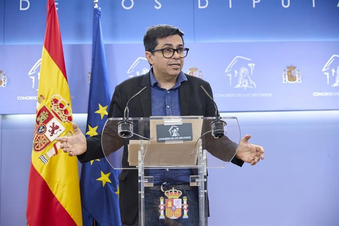 El secretario cuarto de la Mesa del Congreso, Gerardo Pisarello, durante una rueda de prensa anterior a la reunión de la junta de portavoces, en el Congreso de los Diputados, a 9 de septiembre de 2025, en Madrid (España).