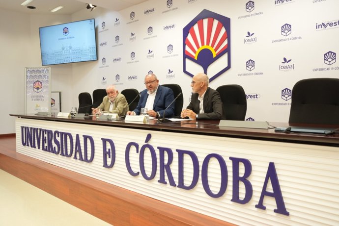 De dcha. A izqda: Juan Antonio Moriana, Manuel Torralbo y Rafael Solana durante la presentación del plan.