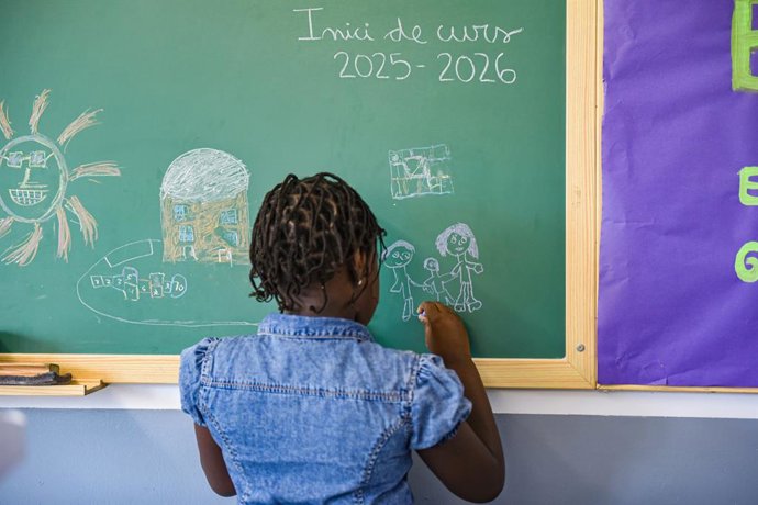 Una nena fa uns dibuixos en la pissarra, durant la visita a l'escola Ponent per l'inici del curs a Granollers, a 8 de setembre de 2025, a Barcelona (Espanya).
