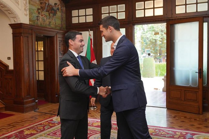 Archivo - El lehendakari, Imanol Pradales (i), recibe al portavoz de la formación nacionalista en el Parlamento Vasco, Joseba Díez Antxustegi