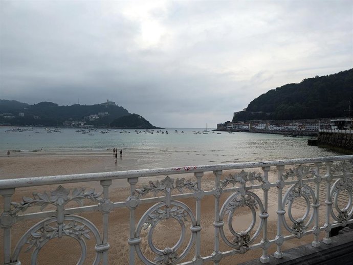 Archivo - Nubes en la bahía de la Concha en San Sebastián