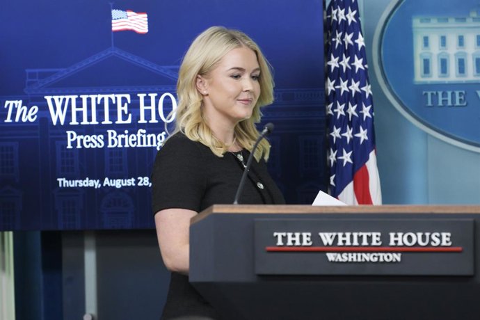 17 de fevereiro de 2025, Washington, Estados Unidos: A secretária de imprensa da Casa Branca, Karoline Leavitt, chega para falar sobre imigração, tiroteio em Minneapolis, etc. durante uma coletiva de imprensa, na Brady Briefing Room/White House em Washing