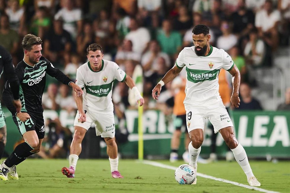 El delantero marroquí Mourad El Ghezouani, del Elche CF, ante el Real Betis.