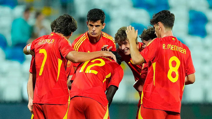 Jugadores de la selección Sub-21 celebran un gol ante Kosovo.