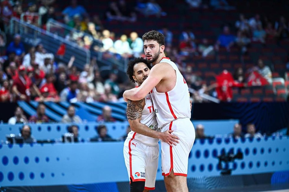Alperen Segun se abraza a Shane Larkin durante el Turquía-Polonia de cuartos de final del Eurobasket 2025