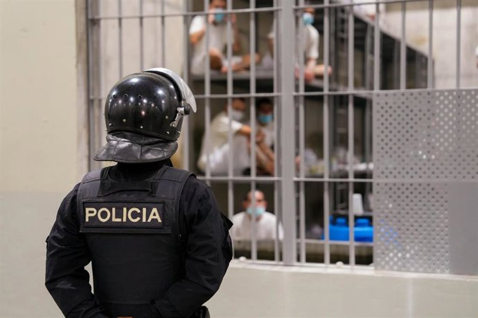 Archivo - Presos de la prisión de máxima seguridad CECOT son vigilados por agentes de Policía, en El Salvador