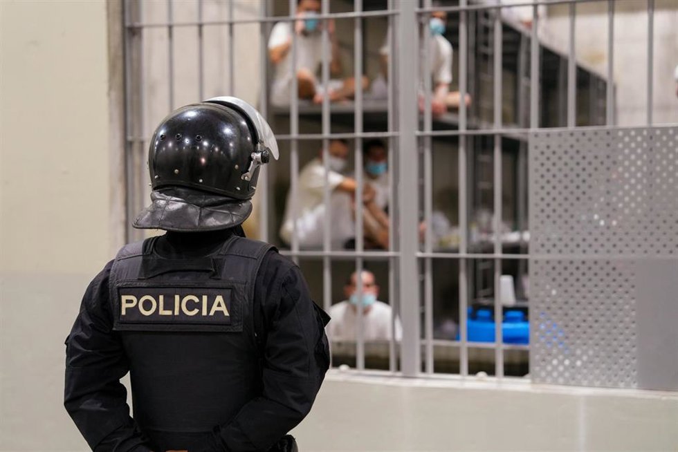 Archivo - Presos de la prisión de máxima seguridad CECOT son vigilados por agentes de Policía, en El Salvador