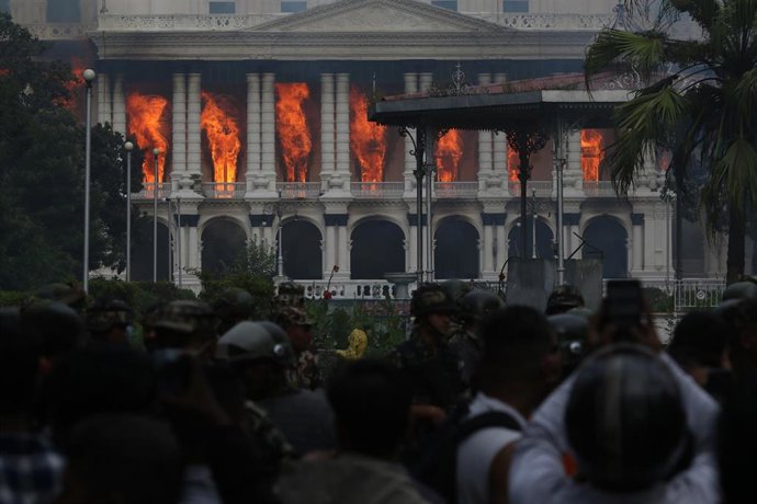 Se elevan columnas de humo desde Singha Durbar, la sede del Gobierno, mientras es saqueada e incendiada, en Katmandú, Nepal