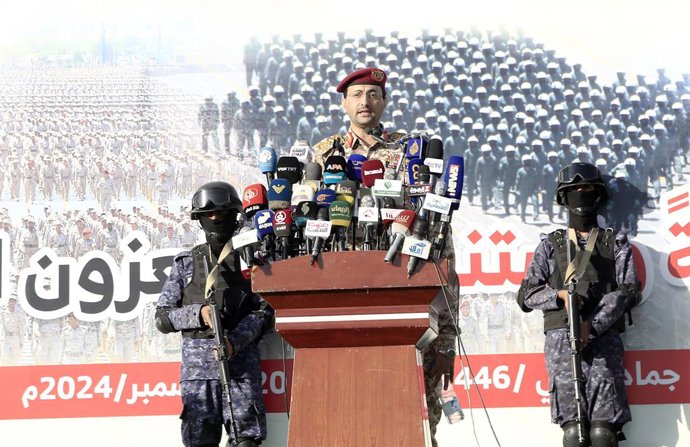 Archivo - SANAA, Dec. 20, 2024  -- Houthi military spokesperson Yahya Sarea speaks at a rally of the Houthi supporters in Sanaa, Yemen, on Dec. 20, 2024. Yemen's Houthi group said they launched joint drone attacks with the Iraqi Resistance on Friday again