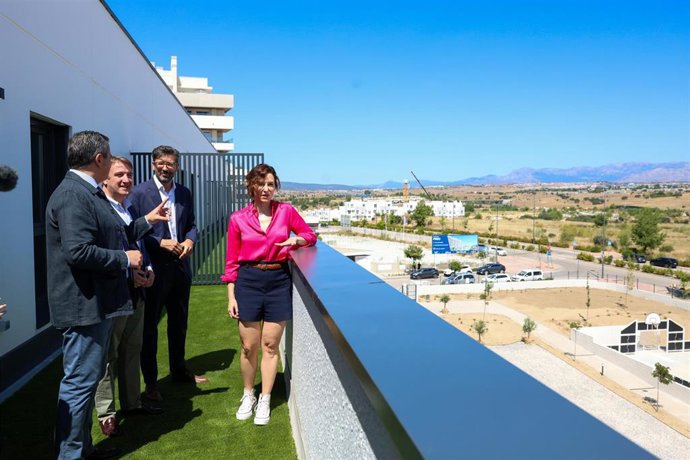 Archivo - El director del desarrollo Plan Vive CULMIA, Andrés Rituerto (2d), y la presidenta de la Comunidad de Madrid, Isabel Díaz Ayuso (1d), durante una visita a una nueva promoción del Plan Vive de alquiler a precio asequible en Tres Cantos
