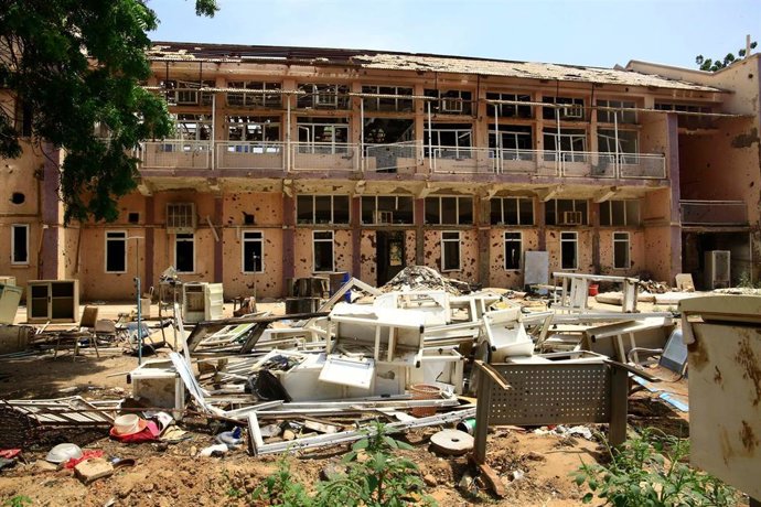 Archivo - Un hospital devastado por la guerra en Jartum, Sudán