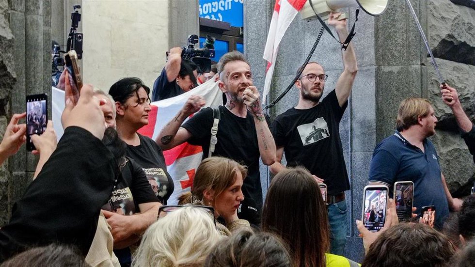 Manifestantes opositores protestan frente a la oficina de campaña del alcalde de Tbilisi, Kaja Kaladze, de Sueño Georgiano, candidato a las elecciones municipales de Tbilisi de 2025, previstas para el 4 de octubre