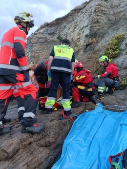 Evacuado en helicóptero un hombre herido tras caer por un acantilado en Miengo
