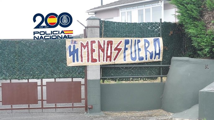Pancarta con simbología nazi en a que se puede leer 'Menas Fuera'. La Policía detuvo al suspuesto autor por delitos de incitación al odio.