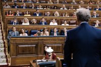 Feijóo dice que a Sánchez "solo le mueve el miedo" por la corrupción y el presidente presume de Gobierno "limpio"