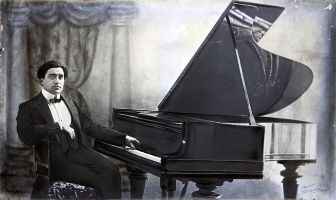 Archivo - El compositor leonés Pedro Blanco al piano.