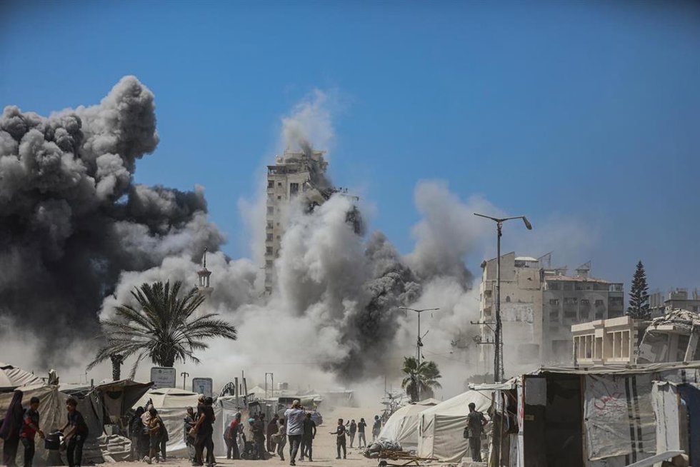 Derribo de una torre residencial en la ciudad de Gaza, en el norte de la Franja de Gaza, a causa de un bombardeo ejecutado por el Ejército de Israel (archivo)