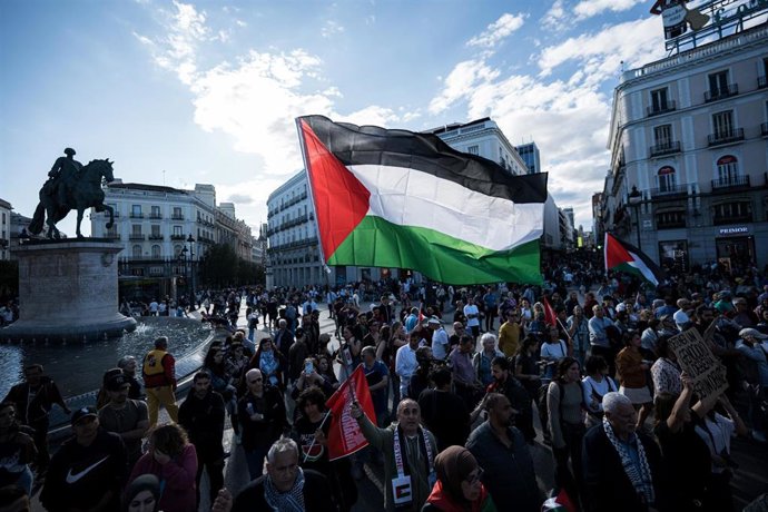 Archivo - Cientos de personas durante la quinta movilización estatal en apoyo a Palestina, en la Puerta del Sol, a 18 de mayo de 2024, en Madrid (España). 