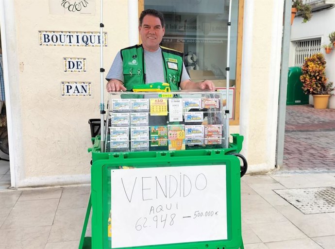 Manuel Barbero, vendedor de ONCE en Estepona.