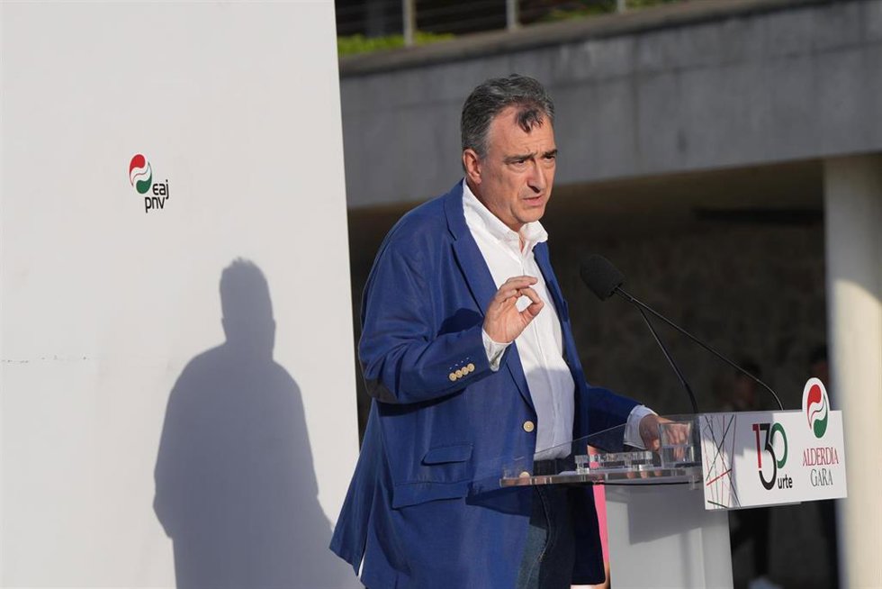 El presidente del EBB, Aitor Esteban, interviene durante un acto político del PNV, en el Malecón de Zarautz, a 29 de agosto de 2025, en Zarautz, Guipúzcoa, País Vasco (España).