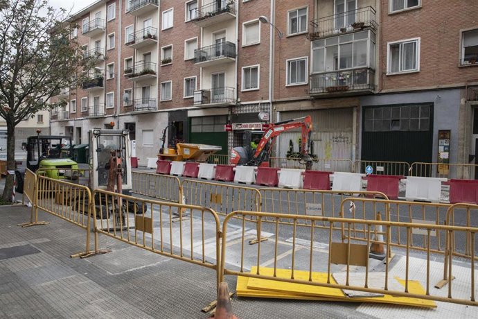 Imagen de las obras en la calle Ansoáin, en el barrio de la Rochapea