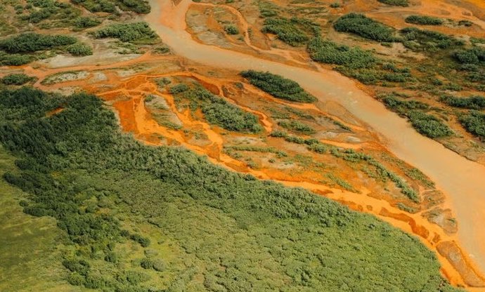 O rio Salmon, no Alasca, agora tem uma cor laranja enferrujada devido aos contaminantes metálicos liberados pelo degelo do permafrost.