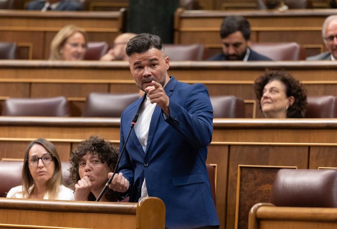 Archivo - Arquivo - O porta-voz da ERC no Congresso, Gabriel Rufián, atende a imprensa durante uma sessão plenária extraordinária no Congresso dos Deputados, 22 de julho de 2025, em Madri (Espanha). O Congresso encerra nesta terça-feira, 22 de