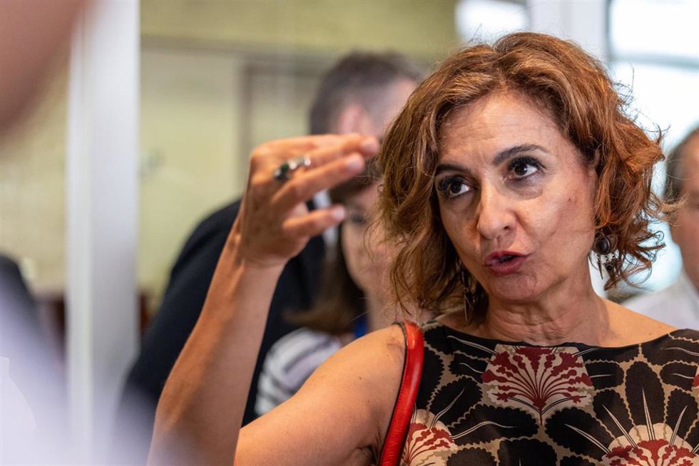 Archivo - La vicepresidenta primera y ministra de Hacienda, María Jesús Montero, a su llegada a una sesión plenaria extraordinaria, en el Congreso de los Diputados, a 22 de julio de 2025, en Madrid (España).