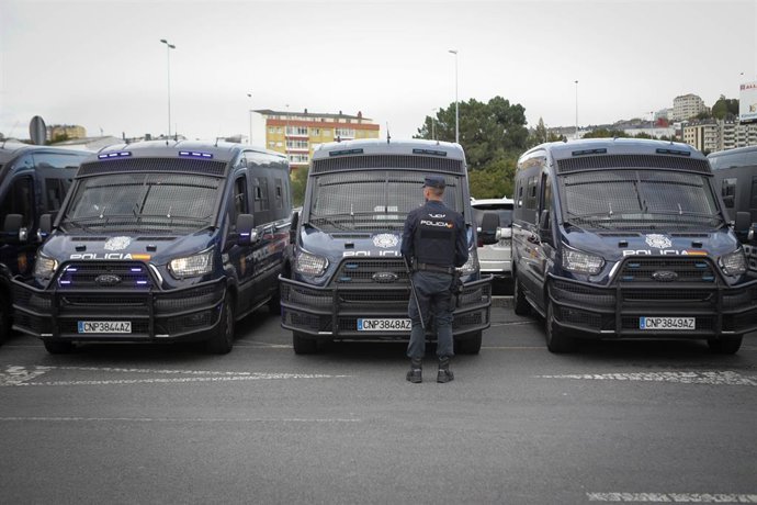 Archivo - Despliegue policial durante un partido de fútbol