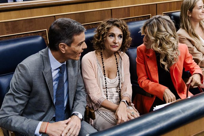 (I-D) El presidente del Gobierno, Pedro Sánchez; la vicepresidenta primera y ministra de Hacienda, María Jesús Montero y la vicepresidenta segunda y ministra de Trabajo, Yolanda Díaz, durante un pleno en el Congreso de los Diputados, a 10 de septiembre de