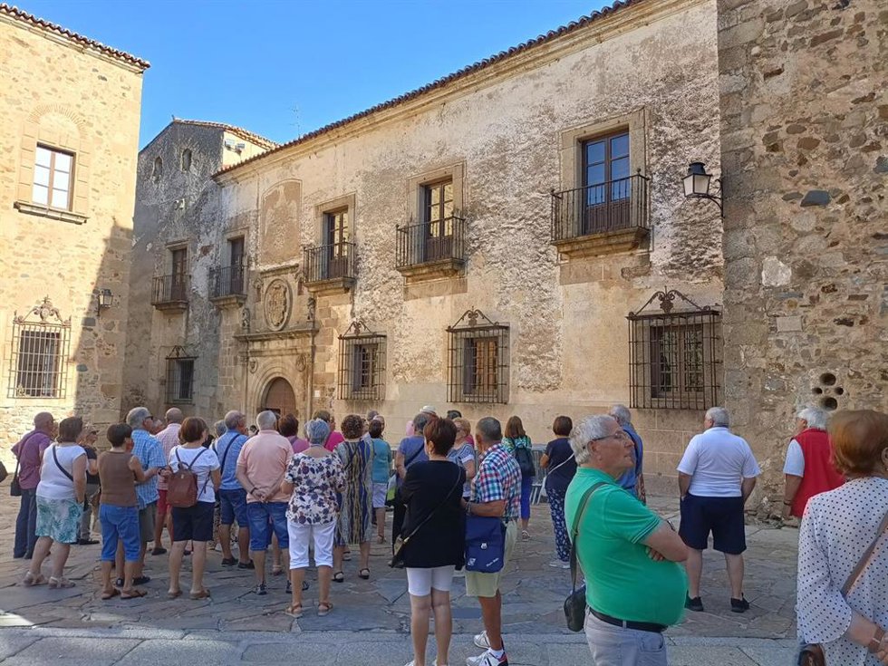 Archivo - Turistas en la parte antigua de Cáceres en una foto de archivo.