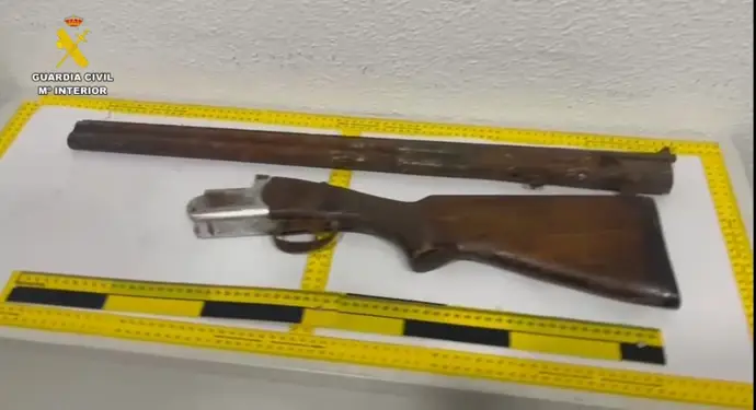 El supuesto arma empleada en el tiroteo en un bar de Carmona.- GUARDIA CIVIL DE SEVILLA.