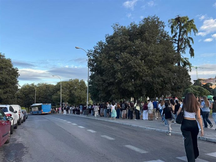 Personas esperando para subirse a un autobús de la EMT.